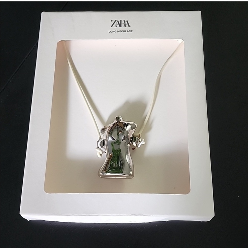NWT Zara Bust Necklace
